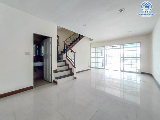 บ้านเดี่ยวมือสอง ม.โมเดิร์นทาวน์  เอกชัย46 เนื้อที่กว่า 18.8 ตร.ว. ฟังก์ชันครบ 4 ห้องนอน 4 ห้องน้ำ 3 ที่จอดรถ บนทำเลเดินทางสะดวก เข้าสู่ใจกลางเมืองได้อย่างสะดวกสบายเชื่อมต่อทวีวัฒนา, ถนนพุทธมณฑลสาย3, ถนนเพชรเกษม ใกล้รถไฟฟ้าสายสีน้ำเงิน "สถานีภาษีเจริญ"